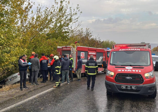 Otomobille hafif ticari araç çarpıştı: 3 kişi hayatını kaybetti